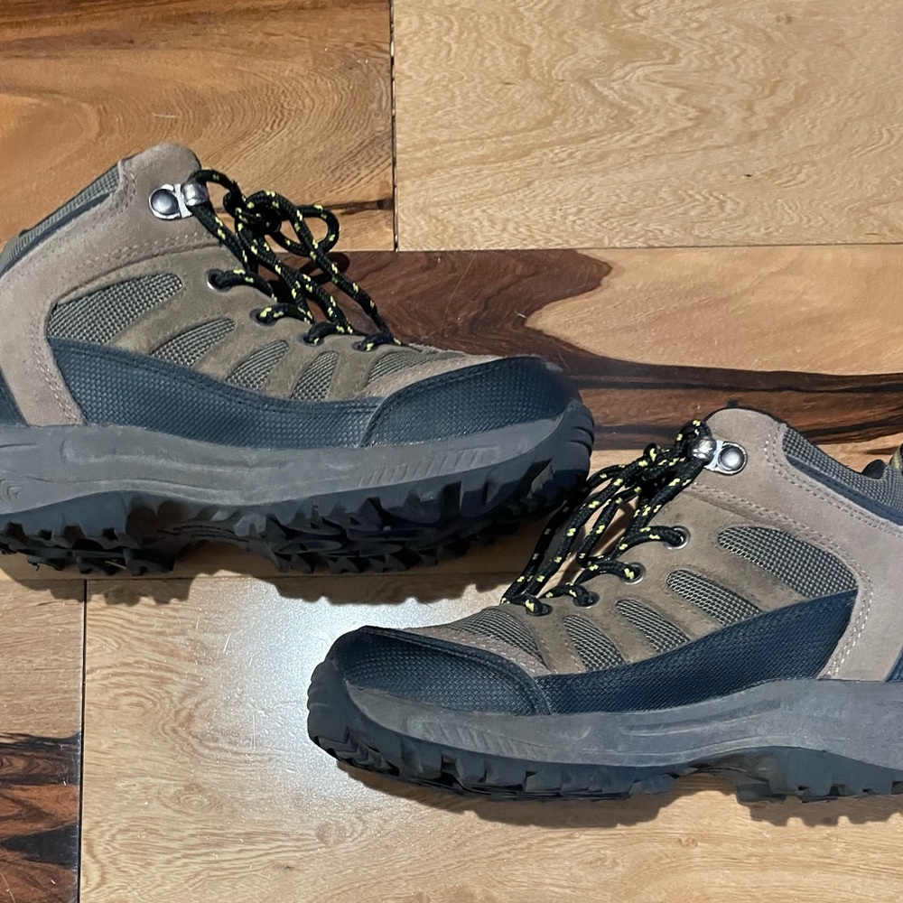 Boys hiking boots, used but plenty of life left, please see all pictures.